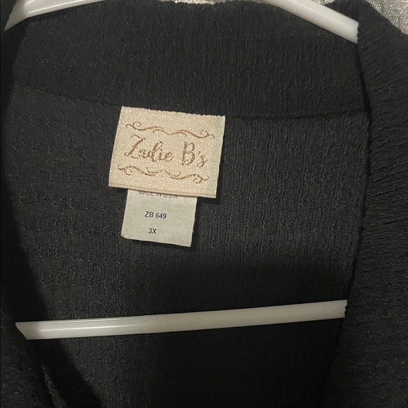 Elegant Black Button-Down Tunic - Picture 2 of 6